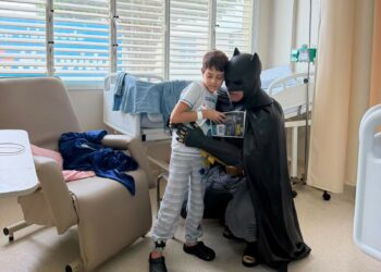 Herói dos quadrinhos visita Hospital Madrecor em Uberlândia e emociona paciente