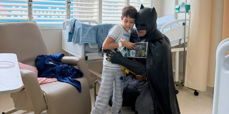 Herói dos quadrinhos visita Hospital Madrecor em Uberlândia e emociona paciente