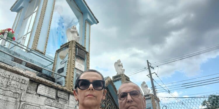 UMA SANTA NAMORADEIRA