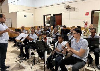 Banda Lyra se apresenta no Paracatuzinho neste sábado