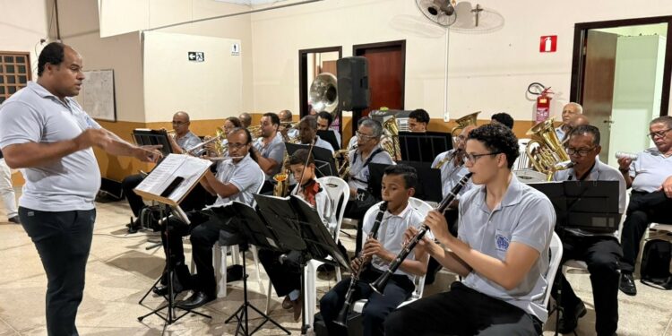 Banda Lyra se apresenta no Paracatuzinho neste sábado
