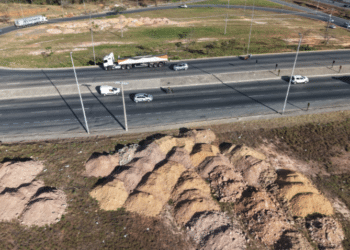 O lixo que vai parar na margem rodovia não desaparece