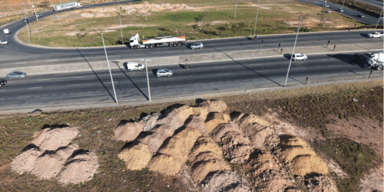 O lixo que vai parar na margem rodovia não desaparece