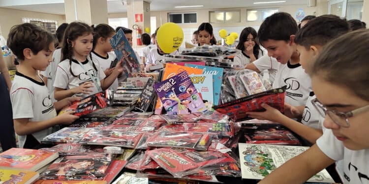 Feira “De Olhos nos Livros” reúne cerca de 3 mil títulos no Colégio São Domingos