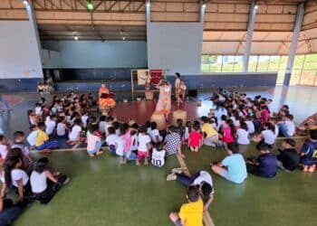 Espetáculo teatral e danças circulares do Grupontapé movimentaram a comunidade de Perdizes