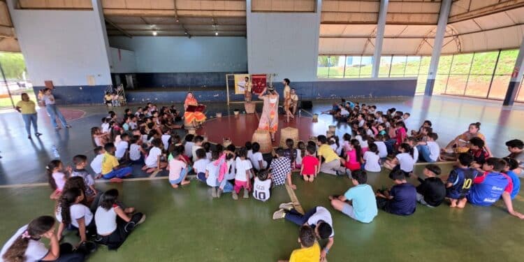 Espetáculo teatral e danças circulares do Grupontapé movimentaram a comunidade de Perdizes