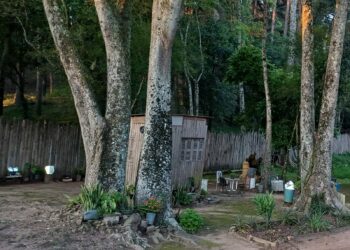A CASA DOS ESPELHOS