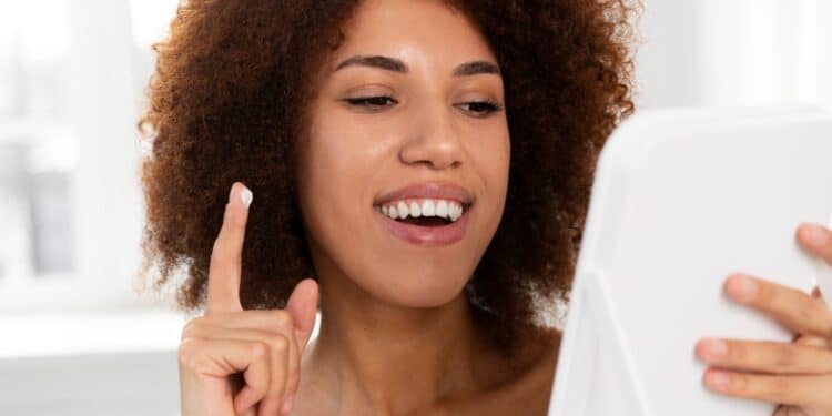 Sorriso de filtro: os perigos das receitas caseiras e dos clareadores de internet