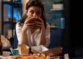 “Eu mereço”: por que um dia difícil costuma terminar em chocolate, pizza ou hambúrguer?
