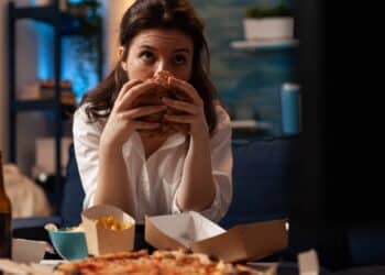 “Eu mereço”: por que um dia difícil costuma terminar em chocolate, pizza ou hambúrguer?