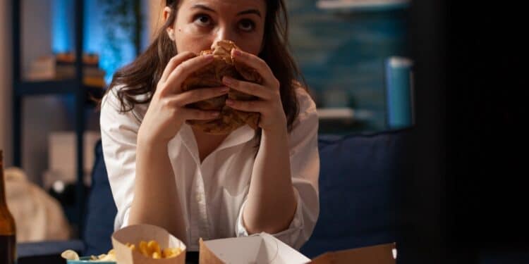 “Eu mereço”: por que um dia difícil costuma terminar em chocolate, pizza ou hambúrguer?