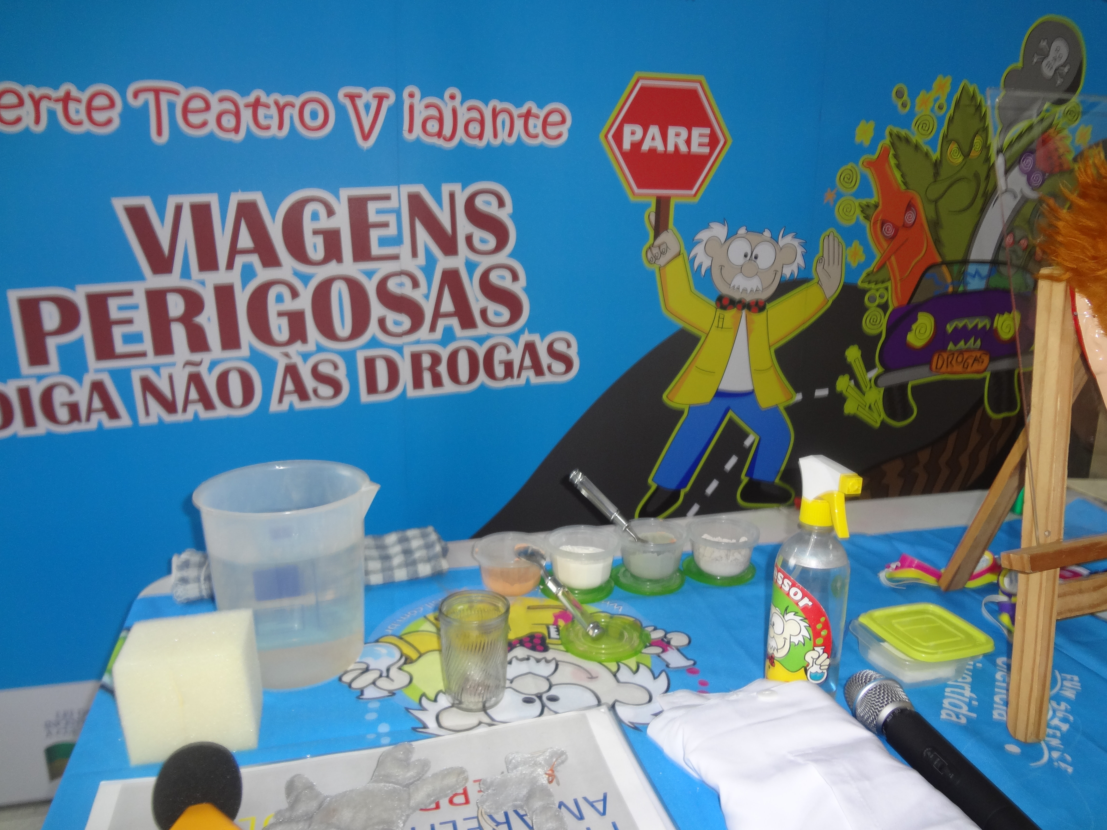 Crianças de Minas Gerais assistem peça de teatro gratuita sobre as consequências do uso de drogas