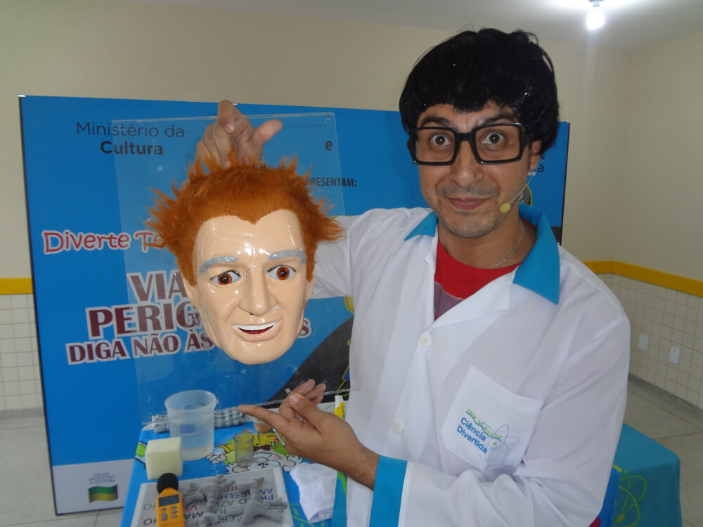 Crianças de Minas Gerais assistem peça de teatro gratuita sobre as consequências do uso de drogas